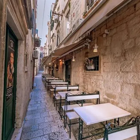 Old Town Finesse Apartment